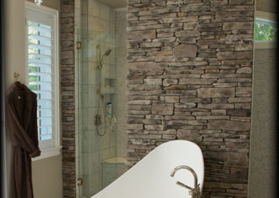 cultured-stone-grey-southern-ledgestone-residential-interior-feature-wall-bathroom-project-view